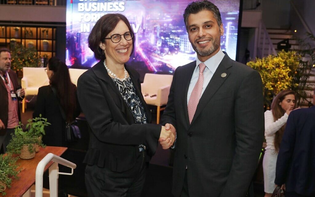 L'ambassadeur émirati en Israël  Mohamed Al Khaja, à droite, et la directrice exécutive de Start-Up Nation Central, Wendy Singer. (Crédit : Eran Beeri)