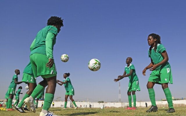 Les joueuses du Sud-Soudan avant un match amical de football féminin de la FIFA entre le Soudan et le Sud-Soudan au stade Jebel Awliaa à Khartoum, la capitale du Soudan, le 16 février 2022. (Crédit :  ASHRAF SHAZLY / AFP)