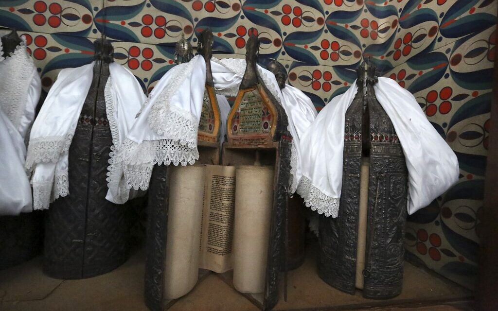 Des rouleaux de Sefer Torah sont photographiés à la synagogue Meir Tweig de la capitale irakienne Bagdad, le 7 janvier 2022. (Crédit : Sabah ARAR / AFP)