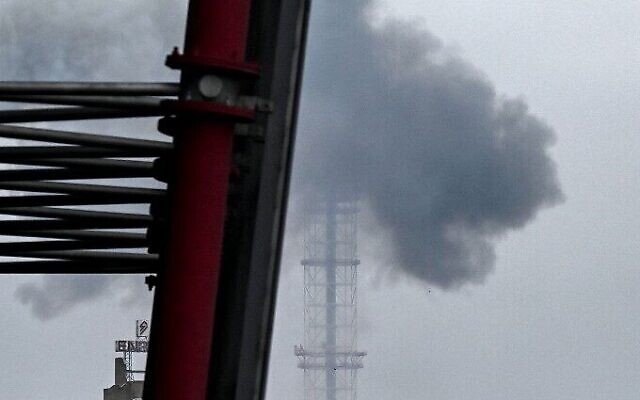 De la fumée s'élève au-dessus de Kiev après une attaque de missiles visant la tour de télévision de la capitale ukrainienne, à Kiev, le 1er mars 2022. (Crédit : ARIS MESSINIS / AFP)