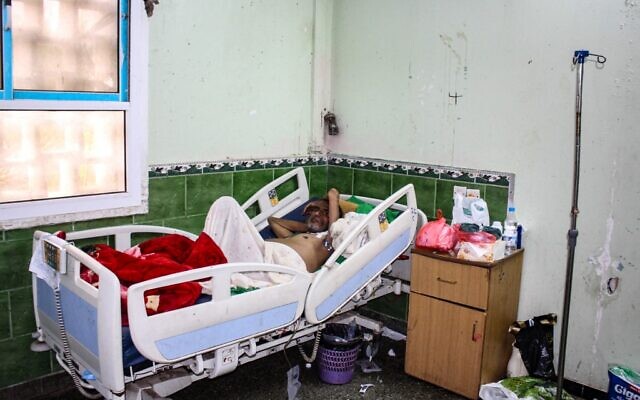 Un patient dans un lit à l'hôpital Al-Joumhouria, dans le quartier de Khor Maksar, dans la ville d'Aden, au sud du Yémen, le 2 mars 2022. (Crédit : Saleh OBAIDI / AFP)