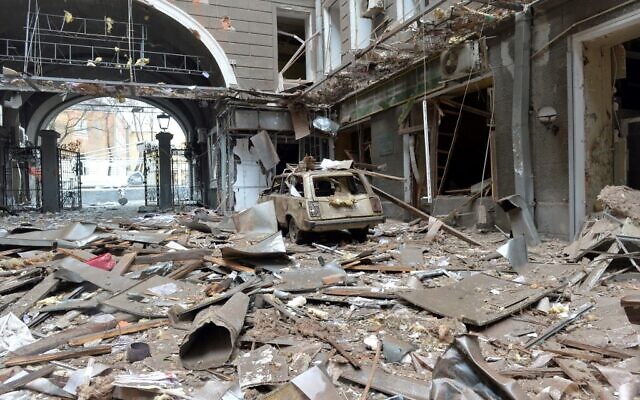 Un immeuble détruit après des frappes russes après les bombardements qui ont visé la place de la Constitution à Kharkiv, la seconde ville d'Ukraine, le 2 mars 2022. (Crédit :  Sergey BOBOK / AFP)