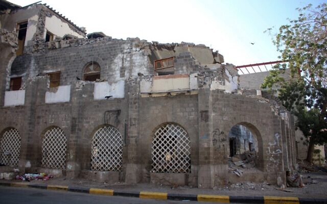 Le bâtiment qui abritait le ministère du Tourisme à Aden, une ville portuaire du sud du Yémen, le 2 mars 2022. (Crédit : Saleh Al-OBEIDI / AFP)