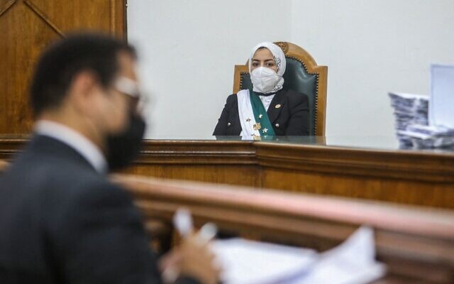 La juge égyptienne Radwa Helmi Ahmad assiste à sa première audience au Conseil d'État, dans la capitale Le Caire, le 5 mars 2022. (Crédit : Samer ABDALLAH / AFP)