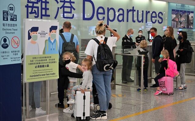 Des familles d'expatriés quittent l'aéroport international Chek Lap Kok de Hong Kong le 6 mars 2022, alors que les restrictions de voyage frappent durement les cols blancs de Hong Kong, les travailleurs étrangers "expatriés", qui représentent environ 10 % de la population. (Crédit : Peter PARKS / AFP)