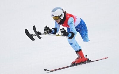 L'Israélienne Sheina Vaspi participe au slalom géant féminin en ski alpin debout, au Centre national de ski alpin Yanqing à Yanqing, lors des Jeux paralympiques d’hiver de 2022 à Beijing, le 11 mars 2022. (WANG Zhao / AFP)