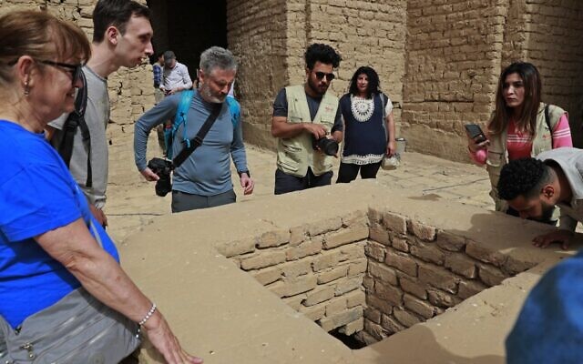 Des touristes étrangers visitent la ville antique de Babylone, à une centaine de kilomètres au sud de la capitale irakienne, Bagdad, le 7 mars 2022. (Crédit : Ahmad AL-RUBAYE / AFP)