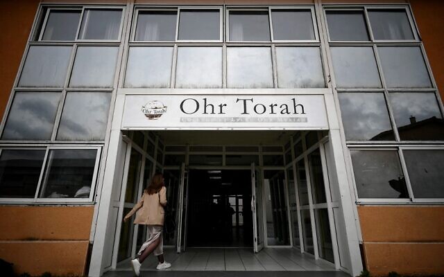 L'entrée de l'école Ohr Torah, anciennement Ozar Hatorah, à Toulouse, le 16 mars 2022. (Crédit : Valentine CHAPUIS / AFP)