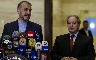 Le ministre iranien des Affaires étrangères, Hossein Amir-Abdollahian (à gauche), donne une conférence de presse, en présence de son homologue syrien Faisal Mekdad, à Damas, en Syrie, le 23 mars 2022. (Crédit : LOUAI BESHARA / AFP)