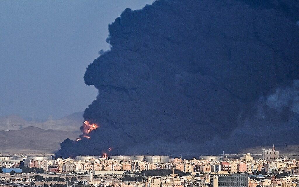 De la fumée s'élève d'un site pétrolier dans la ville côtière de Jeddah, qui ouvre sur la mer Rouge, le 25 mars 2022. (Crédit : ANDREJ ISAKOVIC / AFP)