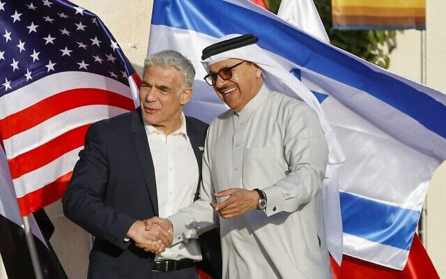Le ministre israélien des affaires étrangères Yair Lapid, à gauche, accueille le ministre Bahreïni des Affaires étrangères Abdullatif bin Rashid al-Zayani à son arrivée au Sommet du Neguev, à Sde Boker, le 27 mars 2022. (Crédit : Jack Guez/ AFP)