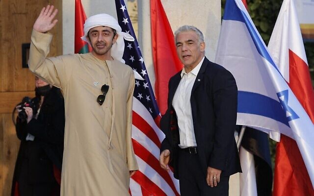 Le ministre israélien des Affaires étrangères Yair Lapid, à droite, accueille son homologue émirati Sheikh Abdullah bin Zayed al-Nahyan lors du Sommet du Neguev à Sde Boker, dans le sud d'Israël, le 27 mars 2022. (Crédit : Jack Guez/ AFP)