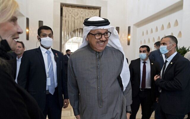 Le ministre bahreïni des Affaires étrangères Abdullatif bin Rashid al-Zayani salue les personnes présentes au Sommet du Neguev à Sde Boker, le 28 mars 2022. (Crédit : Jacquelyn MARTIN / POOL / AFP)