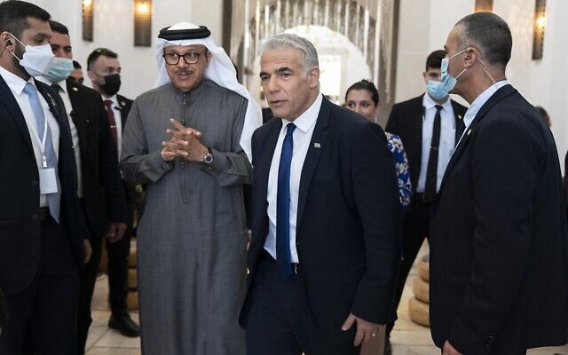 Le ministre israélien des Affaires étrangères Yair Lapid (au centre, à droite) arrive aux côtés de son homologue de Bahreïn Abdullatif bin Rashid al-Zayani pendant le Sommet du Neguev à Sde Boker, le 288 mars 2022. (Crédit : Jacquelyn MARTIN / POOL / AFP)