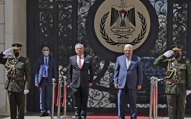 Le président de l'Autorité palestinienne, Mahmoud Abbas, accueille le roi Abdallah II de Jordanie avant une réunion à Ramallah, en Cisjordanie, le 28 mars 2022. (Crédit: Abbas Momani/AFP)