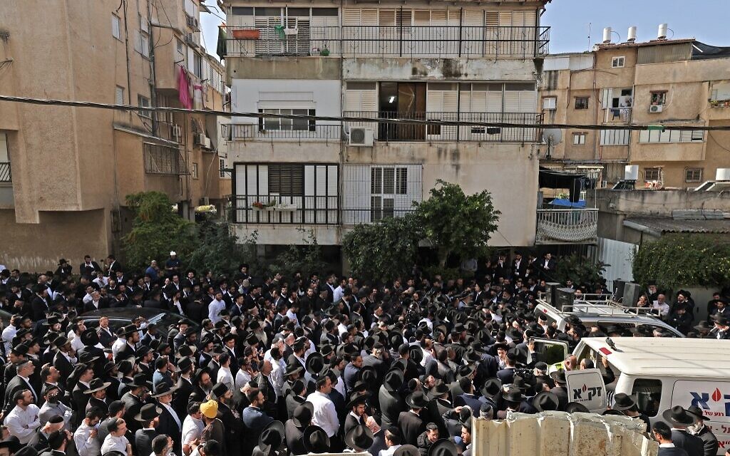 Des Israéliens en deuil assistent aux funérailles d'Avishai Yehezkel, l'une des cinq personnes tuées lors de l'attaque d'hier dans la ville de Bnei Brak, le 30 mars 2022. (Crédit : Menahem KAHANA / AFP)