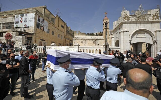 Des policiers israéliens portent le cercueil du policier Amir Khoury, tué dans une attaque terroriste par balles à Bnei Brak, avant un service funèbre à Nazareth, le 31 mars 2022. (Crédit : Jalaa MAREY / AFP)