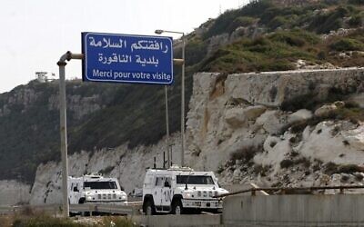 Des véhicules militaires de la Force intérimaire des Nations unies au Liban (FINUL) entrent dans la ville frontalière de Naqoura, au sud du Liban, où a débuté le 28 octobre 2020, dans une base de l'ONU, le deuxième cycle de pourparlers entre le Liban et Israël sur la démarcation de la frontière maritime entre les deux pays. (Crédit: Mahmoud Zayyat/AFP)