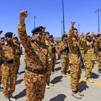 Des forces loyales aux Houthis du Yémen soutenues par l’Iran prennent part à des funérailles de masse pour les combattants tués dans des batailles avec les troupes gouvernementales soutenues par l’Arabie saoudite, dans la capitale du Yémen, Sanaa, le 8 avril 2021. (Crédit : Mohammed Huwais/AFP)