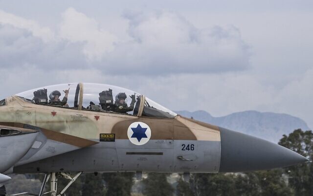 F-16 sur la piste d'atterrissage de l'aéroport militaire d'Andravida, dans le sud de la Grèce, dans le cadre de l'exercice d'aviation multinationale " INIOCHOS 2021 " de l'armée de l'air hellénique, le 18 avril 2021. (Crédit : ARIS MESSINIS / AFP)