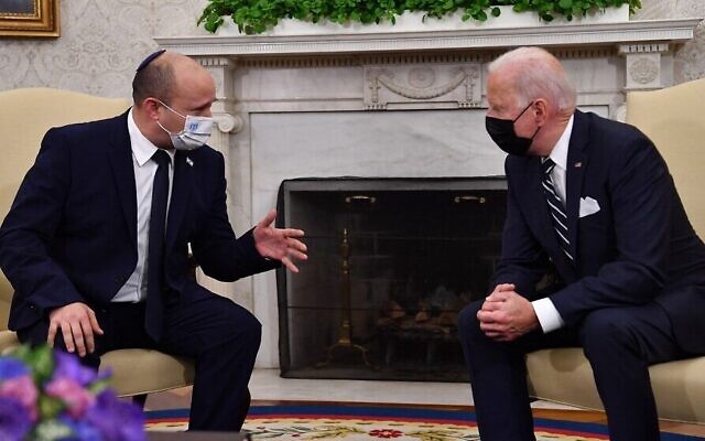 Le président américain Joe Biden, à droite, rencontre le Premier ministre Naftali Bennett dans le bureau ovale de la Maison Blanche à Washington, DC, le 27 août 2021. (Crédit : Nicholas Kamm/AFP)