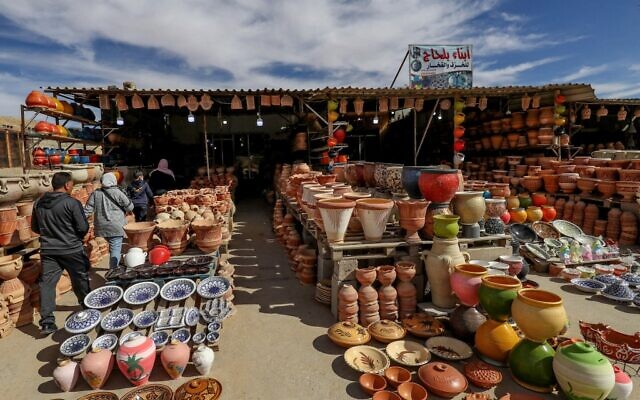 Des céramiques fabriquées localement sont exposées devant une boutique dans la ville de Gharyan, à environ 100 km au sud-ouest de la capitale. (Crédit : Mahmud TURKIA / AFP)