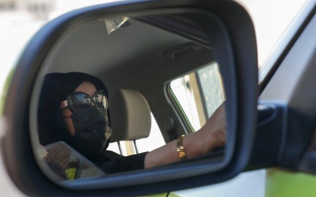 Fahda Fahd, chauffeur de taxi saoudienne, assise dans sa voiture dans la capitale Riyad, le 8 février 2022. (Crédit : Fayez Nureldine / AFP)