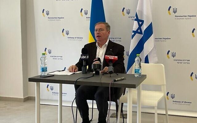 L'ambassadeur d'Ukraine en Israël Yevgen Korniychuk à un briefing au centre culturel de l'ambassade à Tel Aviv, le 1er mars 2022. (Crédit :Carrie Keller-Lynn/Times of Israel)