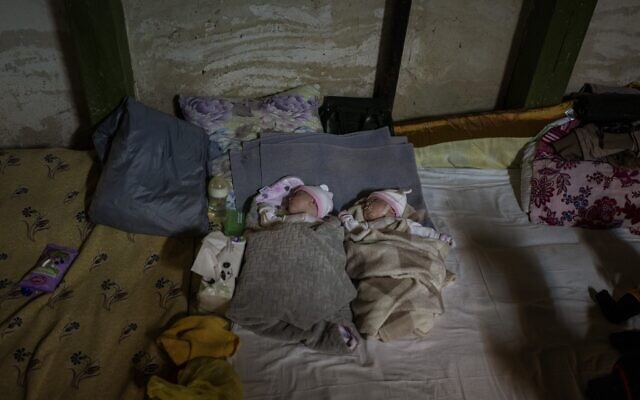 Des jumeaux nouveau-nés dorment dans un sous-sol utilisé comme abri anti-bombes à l'hôpital pour enfants Okhmadet dans le centre de Kiev, en Ukraine, le 28 février 2022. (Crédit : Emilio Morenatti /AP Photo)
