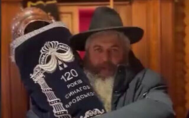 Le grand rabbin ukrainien Moshe Azman dans une message vidéo, le 2 mars 2022. (Crédit : Capture d'écran/Twitter)