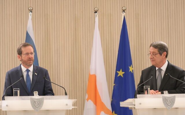 Le président Isaac Herzog, à gauche, avec le président chypriote Nicos Anastasiades au palais présidentiel à Nicosie, Chypre, le 2 mars 2022. (Crédit : Amos Ben-Gershom/GPO)