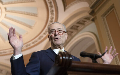 Le leader de la majorité au Sénat, Chuck Schumer, D-N.Y., prend la parole lors d'une conférence de presse au Capitole à Washington, le 1er mars 2022. (Crédit : AP/Jacquelyn Martin)