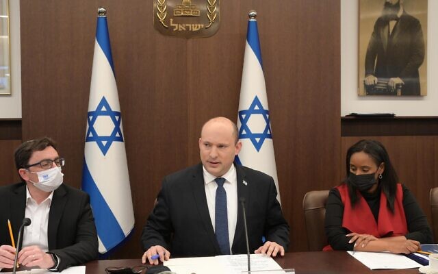 Le Premier ministre Naftali Bennett, au centre, et le ministre de l'Aliyah et de l'Intégration Tamano-Shata, à droite, lors d'une réunion du Comité ministériel de l'Aliyah et de l'Intégration, le 7 mars 2022. (Crédit : Amos Ben-Gershom/GPO)