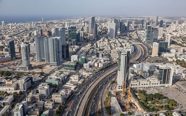 Une vue aérienne des tours et des bâtiments de Tel Aviv. (Crédit : autorisation de C&W Inter Israël)