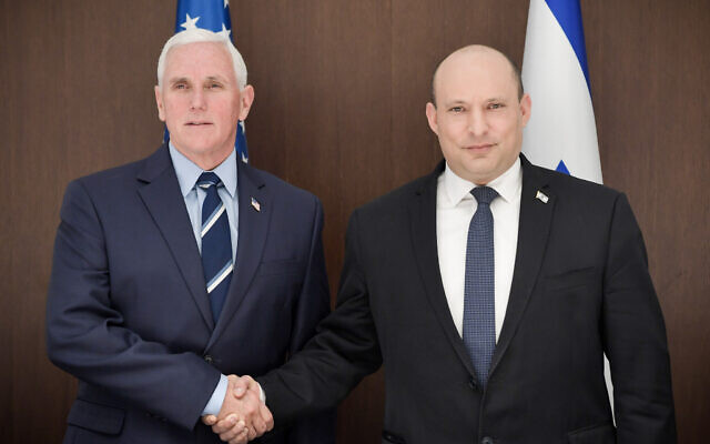 Le Premier ministre Naftali Bennett (à droite) avec l'ancien vice-président américain Mike Pence à Jérusalem, le 8 mars 2022. (Crédit : Kobi Gideon / GPO)