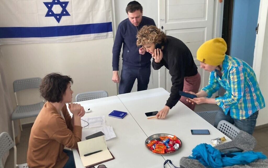 Des bénévoles travaillant ensemble dans un centre de crise de la communauté juive à Varsovie. (Crédit : Toby Axelrod)