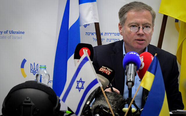 L'ambassadeur d'Ukraine en Israël, Yevgen Korniychuk, faisant une déclaration à la presse sur l'invasion russe en Ukraine, à Tel Aviv, le 7 mars 2022. (Crédit : Avshalom Sassoni/Flash90)