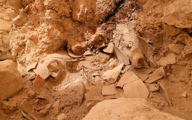 Des morceaux de jarre du 6e siècle avant l'ère commune retrouvés dans la Cité de David. (Crédit : Eliyahu Yanai/City of David)