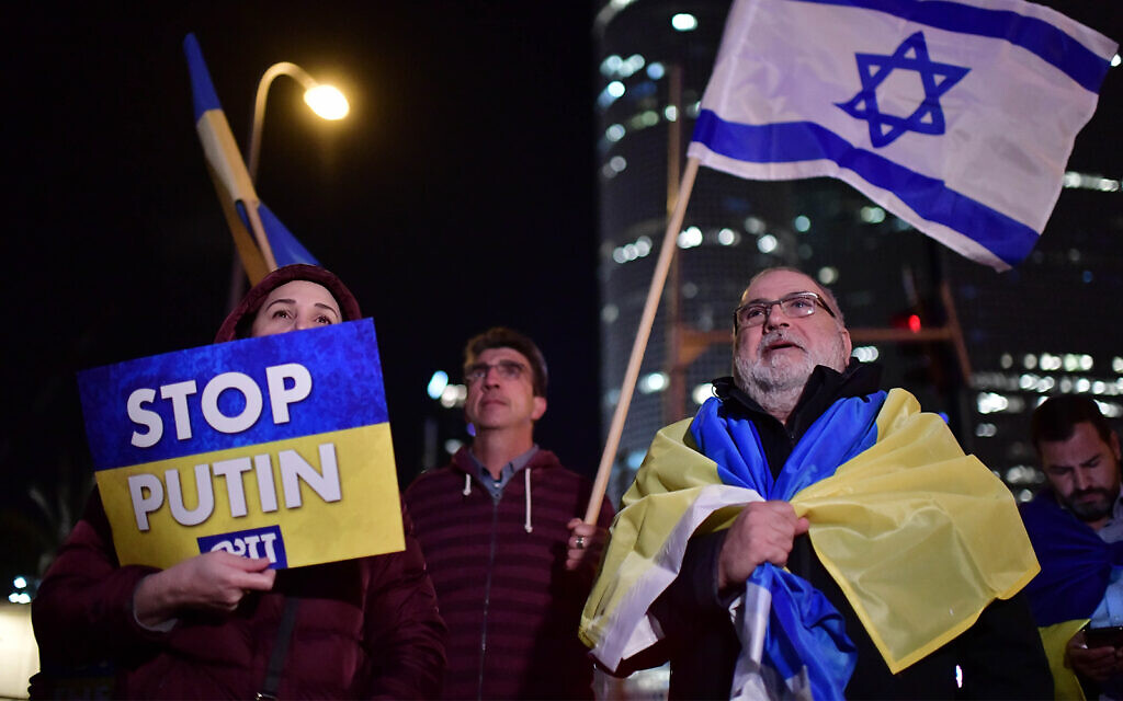 Des manifestants protestant contre l'invasion russe en Ukraine, à Tel Aviv, le 12 mars 2022. (Crédit : Tomer Neuberg/Flash90)