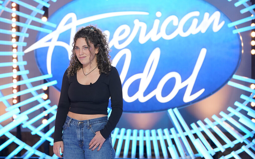 Danielle Finn, une jeune femme juive orthodoxe de 17 ans de Los Angeles, dans l'emission "American Idol", le 27 fevrier 2022. (Crédit : ABC/Eric McCandless/via JTA)