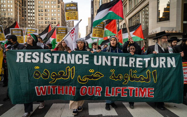 Des manifestants pro-palestiniens à New York, le 30 mars 2022. (Crédit : Luke Tress/Times of Israel)