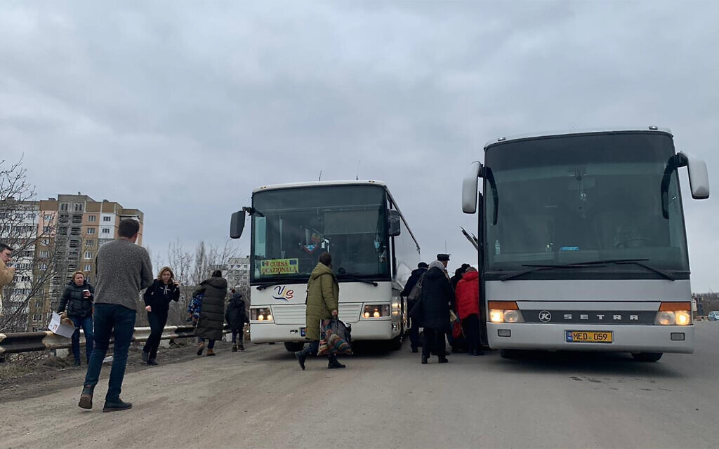 Des Juifs ukrainiens montent à bord d'un bus organisé par Chrétiens d'Israël pour les emmener en Moldavie, le 7 mars 2022. (Crédit : Christians for Israel/JTA)
