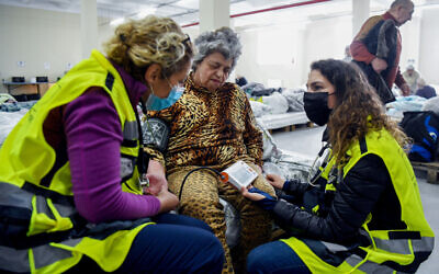 Des médecins israéliens de LeMa'anam - For Their Sake : Médecins pour les survivants de la Shoah - apportent de l'aide médicale à un Ukrainien juif qui a fui une zone de guerre en Ukraine, dans un refuge d'urgence à Chisinau, en Moldavie, le 13 mars 2022. (Crédit : Yossi Zeliger/ Flash90)