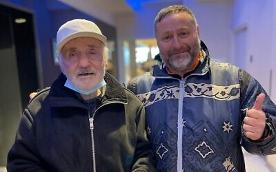 Evgeny Pavlovskiy, 95 ans, et son fils, Mykhailo Pavlovskiy, se sont retrouvés à Varsovie après le départ d'Ukraine du nonagénaire.. (Autorisation/ via JTA)