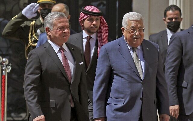 Le président de l'Autorité palestinienne Mahmoud Abbas (à droite) accueille le roi Abdallah II de Jordanie (à gauche) et le prince héritier Hussein (au centre), avant une réunion à Ramallah en Cisjordanie, le 28 mars 2022. (Crédit : Abbas Momani/AFP)