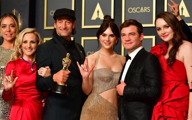 Les acteurs de CODA tenant leur Oscar du meilleur film dans la salle de presse lors de la 94e cérémonie des Oscars au Dolby Theatre à Hollywood, en Californie, le 27 mars 2022. (Crédit : Frederic J. Brown/AFP via Getty Images/JTA)