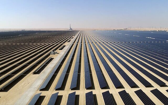 Capture d'écran d'une vidéo non datée publiée par Strategy & Government Communications of Dubai montre la ferme solaire Mohammed bin Rashid Al Maktoum, à environ 50 kilomètres au sud de Dubaï, aux Émirats arabes unis. (Crédit : Strategy & Government Communications of Dubai/AP)