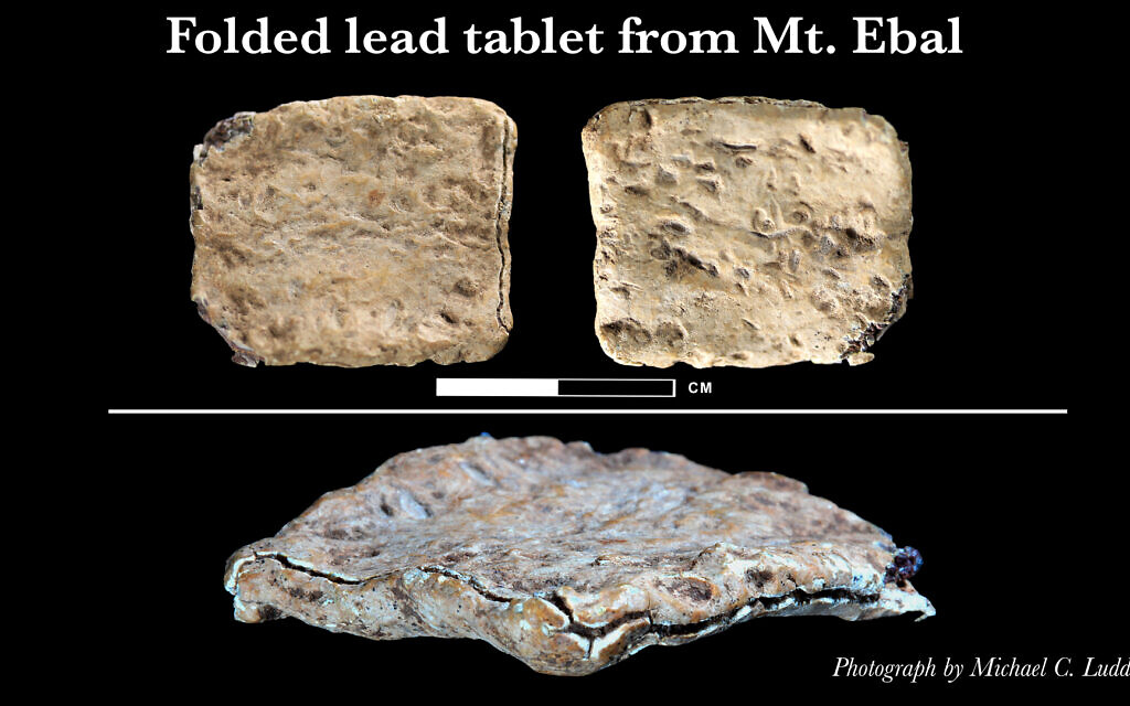 Vues de l'extérieur de la tablette de malédiction en plomb de l'âge du bronze, découverte sur le mont Ebal en 2019. (Crédit : Michael C. Luddeni/Associates for Biblical Research)