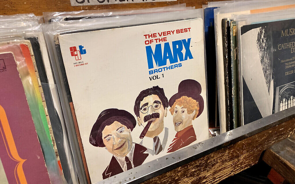 The Music Inn offre une sélection de disques vintage, comme cet album des Marx Brothers (Courtesy of Jackie Hajdenberg / JTA)