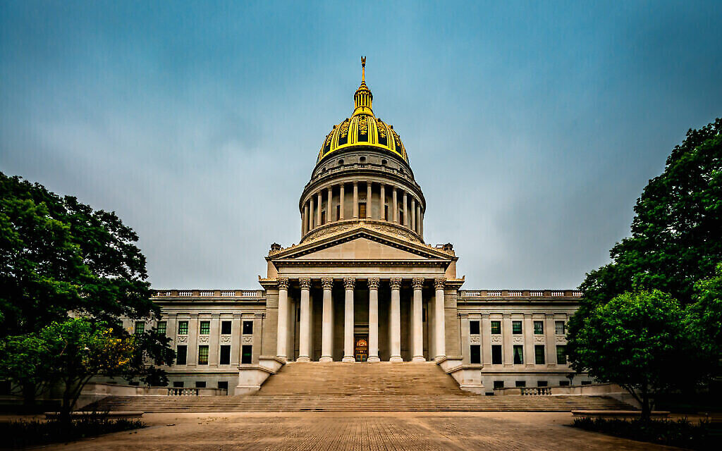 Le West Virginia State Capitol abrite l’Assemblée législative de Virginie occidentale et le bureau du gouverneur de Virginie occidentale. (Bill Dickinson via Creative Commons / JTA)